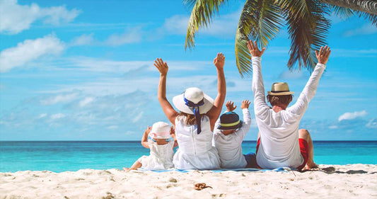 famille sur le sable de la plage en thailande